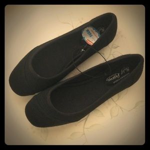 NWT Flat Ballet Shoes in black